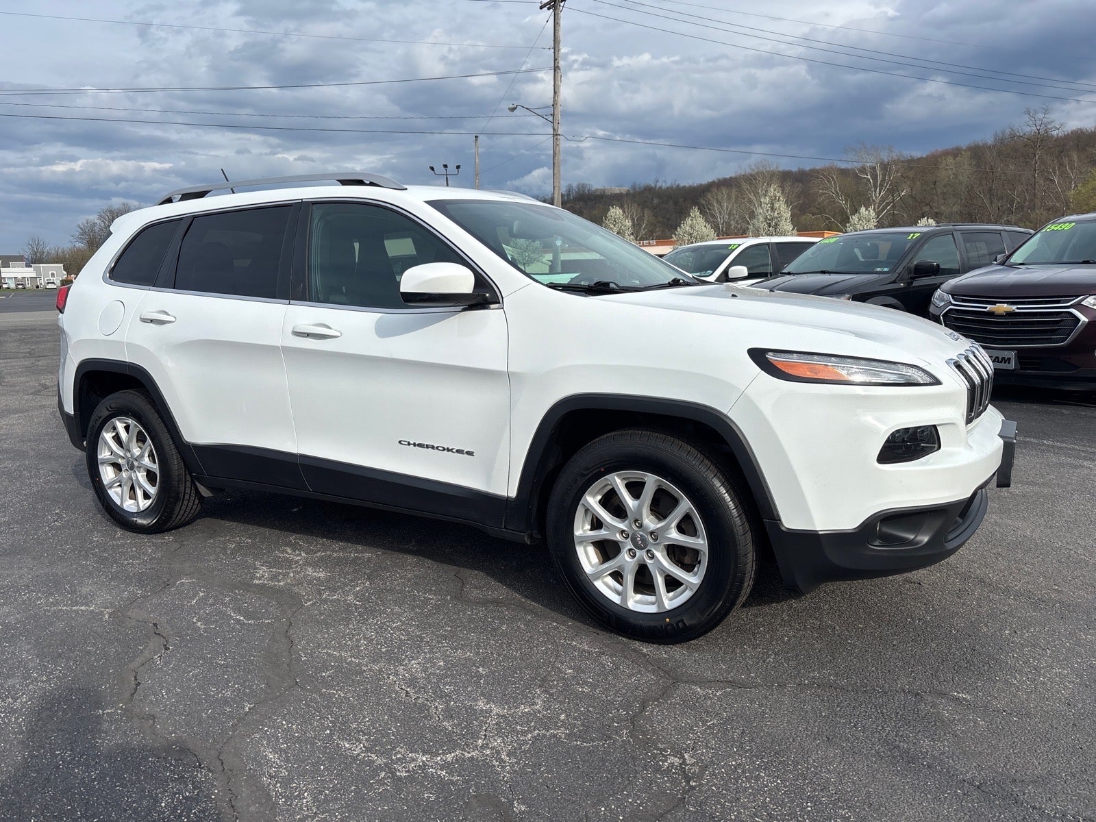2018 Jeep Cherokee Latitude in Bright White Clear Coat (Pw7) — front three-quarter view