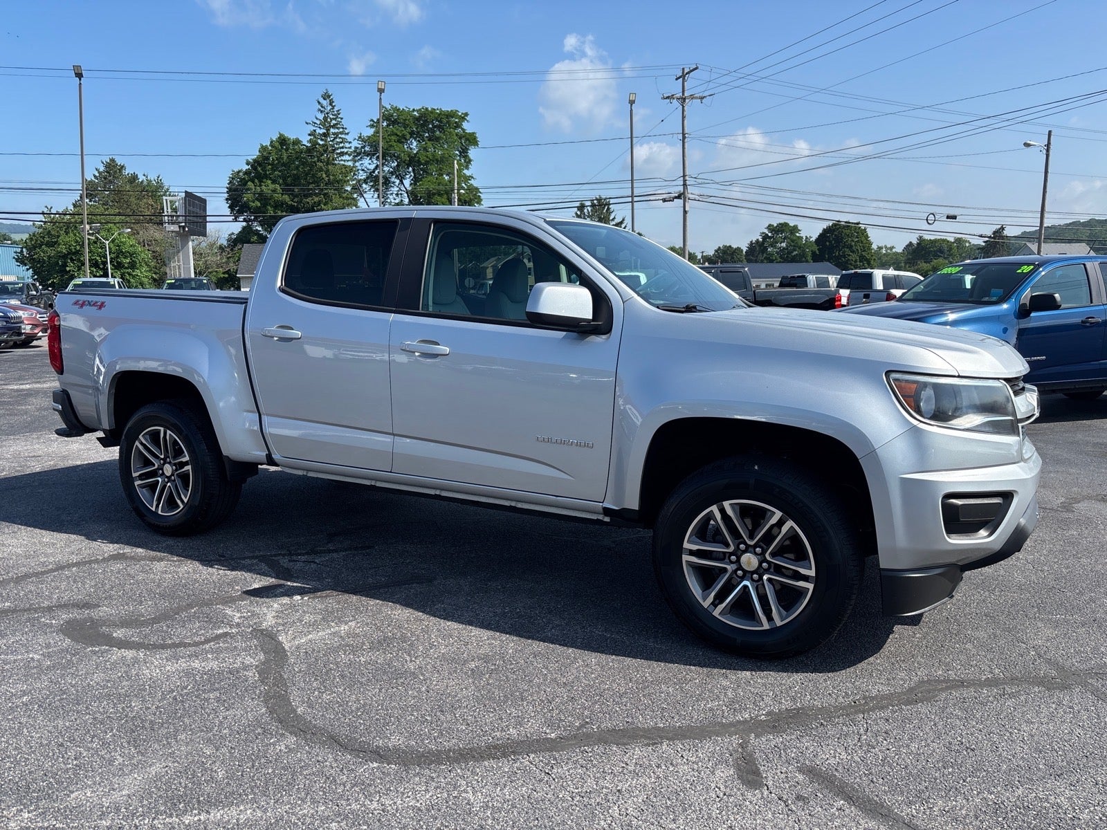 2019 Chevrolet Colorado Work Truck in Silver Birch Metallic () — front three-quarter view